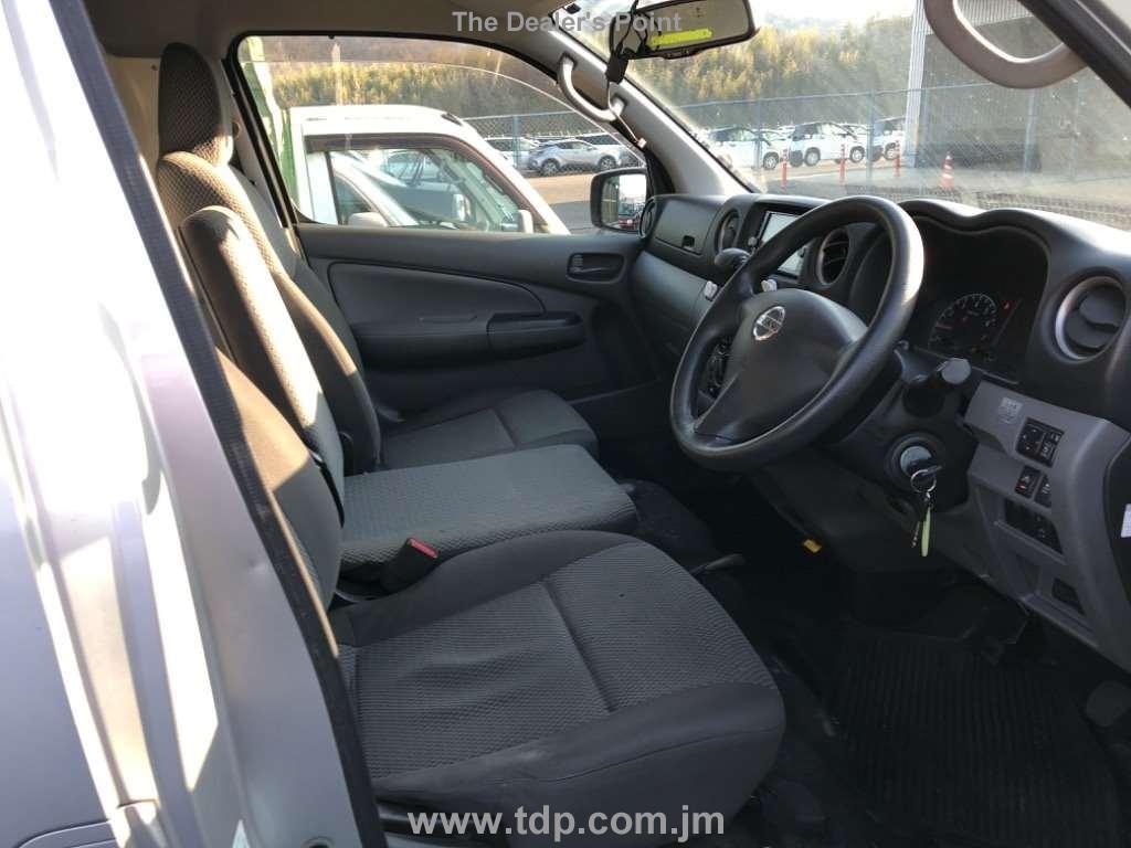 NISSAN NV350 CARAVAN 2019 Image 5