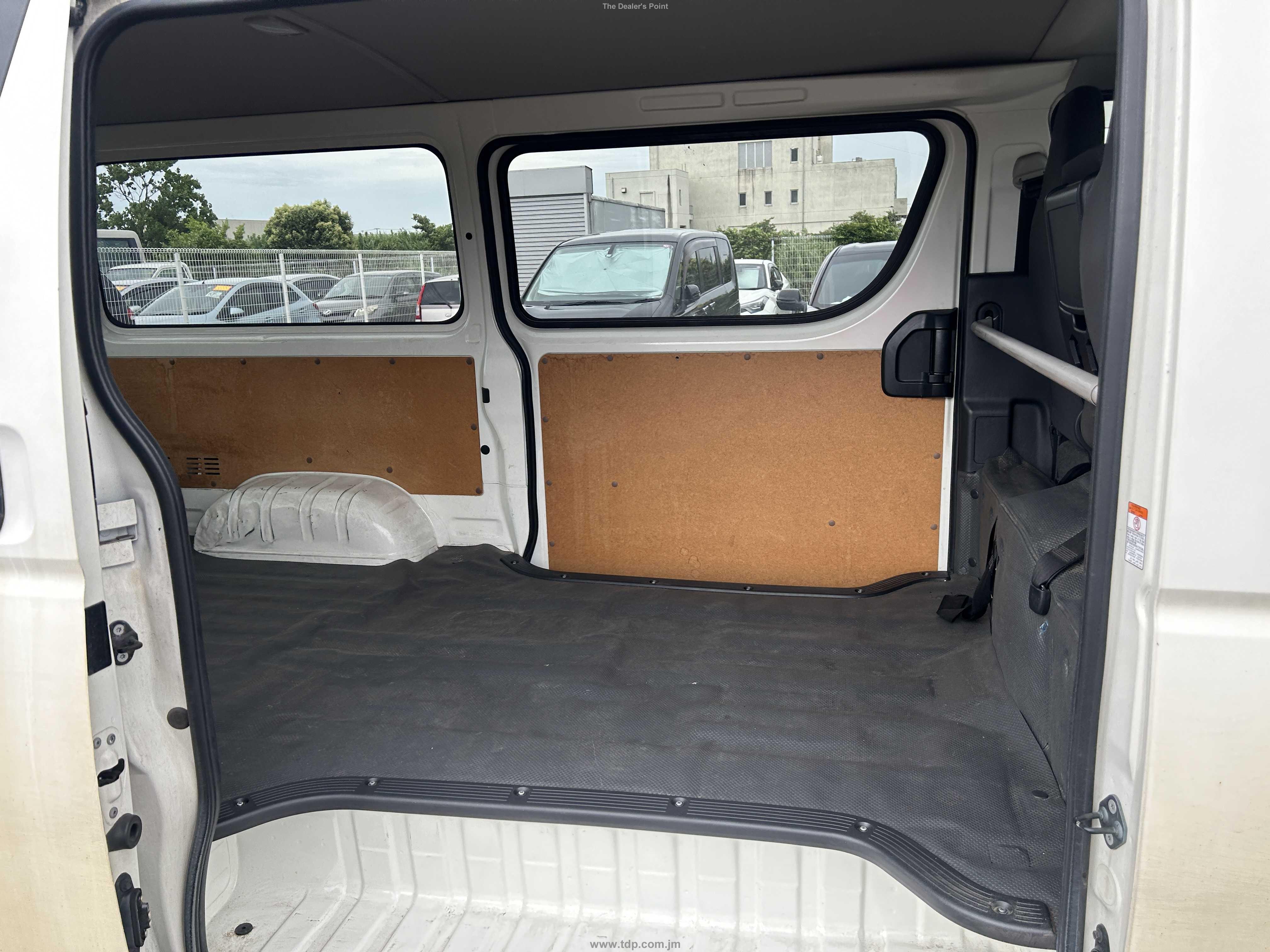 TOYOTA HIACE 2018 Image 21